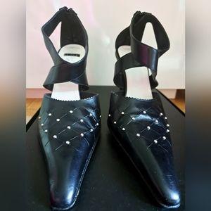 MARE Black Leather Pumps with Double Crisscross Straps and Studded toe-box S39